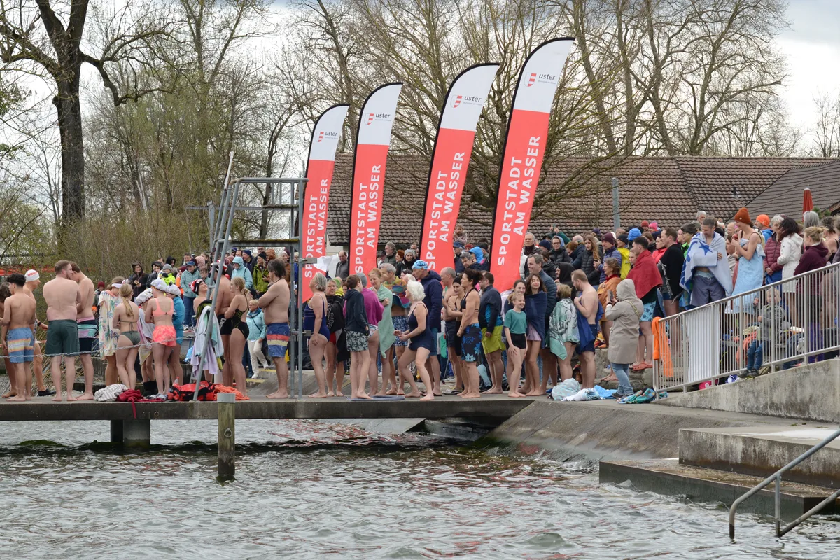 Viele Zuschauer liessen sich das Spektakel nicht entgehen. Am 1.April 2024 in der Badi Uster fand das Blaueierschwimmen statt.